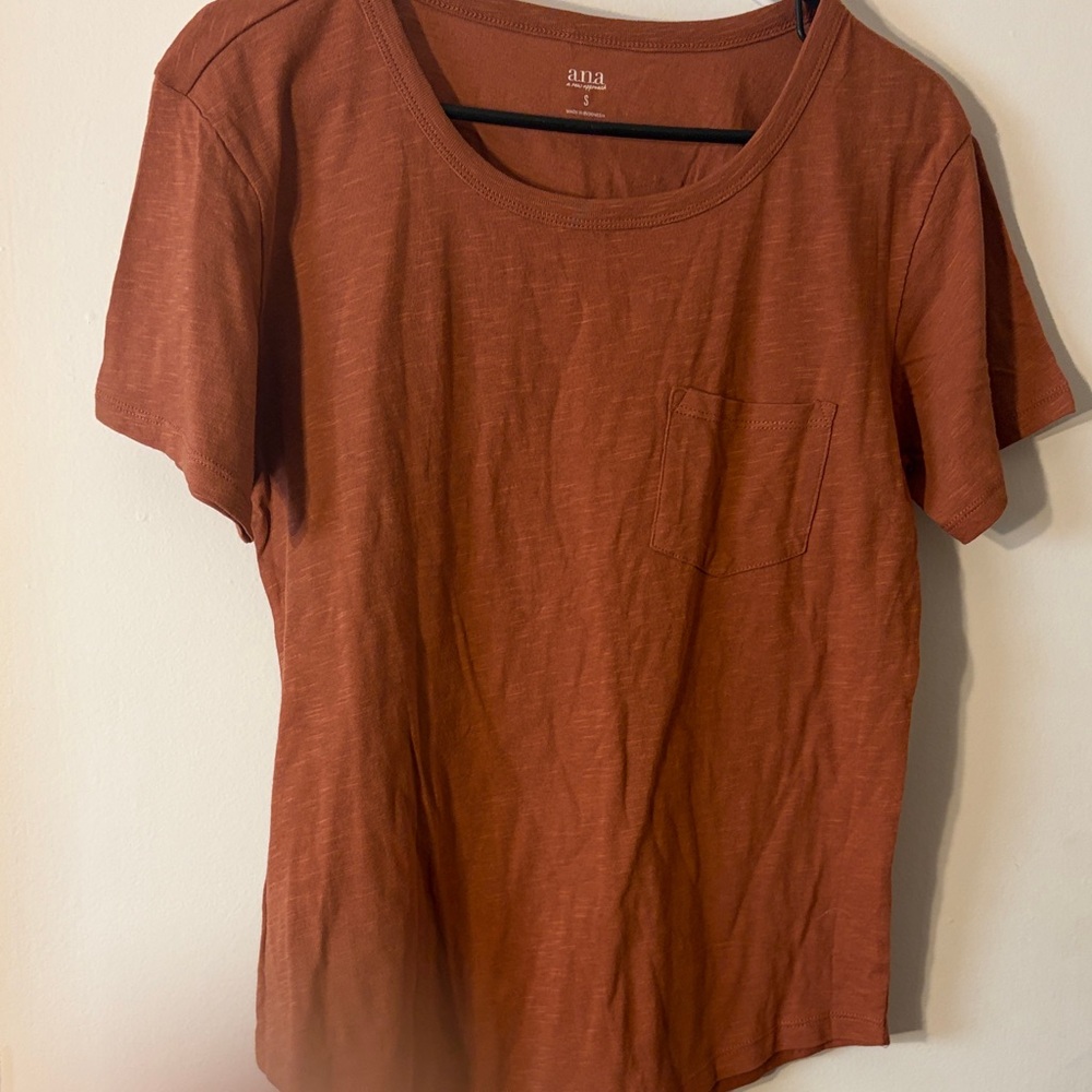 a.n.a Short Sleeve Pocket Tee in Rust